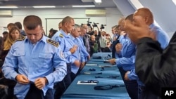 Srpski policajci skidaju uniforme u Zvečanu, Kosovo, iz znak protesta zbog dešavanja u vezi sa promenom registarskih tablica, 5. novembar 2022.