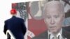 Snimak predsednika SAD Džoa Bajdena na video-bimu dok njegov bivši kolega Donald Tramp govori na mitingu uoči izbora na sredini mandata, Majami, Florida, SAD, 6. novembar 2022.