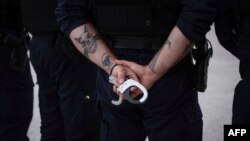 Policajcima u Srbiji su na službenoj dužnosti zabranjeni brada, dugački brkovi, šiške, minđuše, pirsinzi i tetovaže vidljive građanima, odnosno obavezno je da ih pokriju ako su na rukama (ilustrativna fotografija)