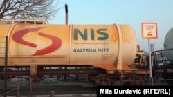 Naftna industrija Srbije, koja je do tada bila javno preduzeće, 2008. bez tendera je prodata ruskoj državnoj kompaniji „Gasprom Njeft“ za 400 miliona evra.