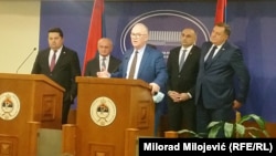 Лідер боснійських сербів Мілорад Додік (крайній праворуч) вже погрожував вийти з державних інституцій, називаючи Боснію і Герцеговину «експериментом міжнародної спільноти»
