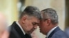 Liderii PNL și PSD folosesc bani publici pentru a-și promova mesajele pe diferite site-uri. Deși legea obligă la transparență când e vorba de bani publici, partidele ascund destinatarii sumelor. Foto: Marcel Ciolacu (stânga), președintele PSD, și președintele PNL, Nicolae Ciucă.