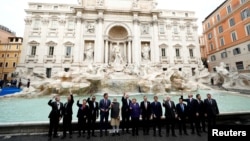 Lideri G20 bacaju novčić u čuvenu rimsku fontanu di Trevi na marginama samita G20 u Rimu, Italija, 31. oktobra 2021.