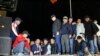 6-октябрь күнү Ош шаарынын борбордук аянтына таңкы саат жетилерде эл чогулуп баштаган. Саат 07:21, 2020-жылдын 6-октябры.