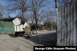 În afacerea cu deșeuri din Sintești nu sunt implicate doar firme și oameni bogați, ci și persoane fără posibilități materiale din sat.