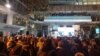 Tokom protesta je ispred ulaza u zgradu RTS-a postavljena bina sa video bimom
sa kojeg je emitovan spot protiv Rio Tinta, 19. novembar 2021. 