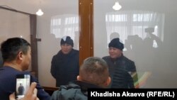 Мурагер Алимулы (справа) и Кастер Мусаханулы (второй слева) на судебном заседании в Зайсанском районном суде 6 января 2020 года.