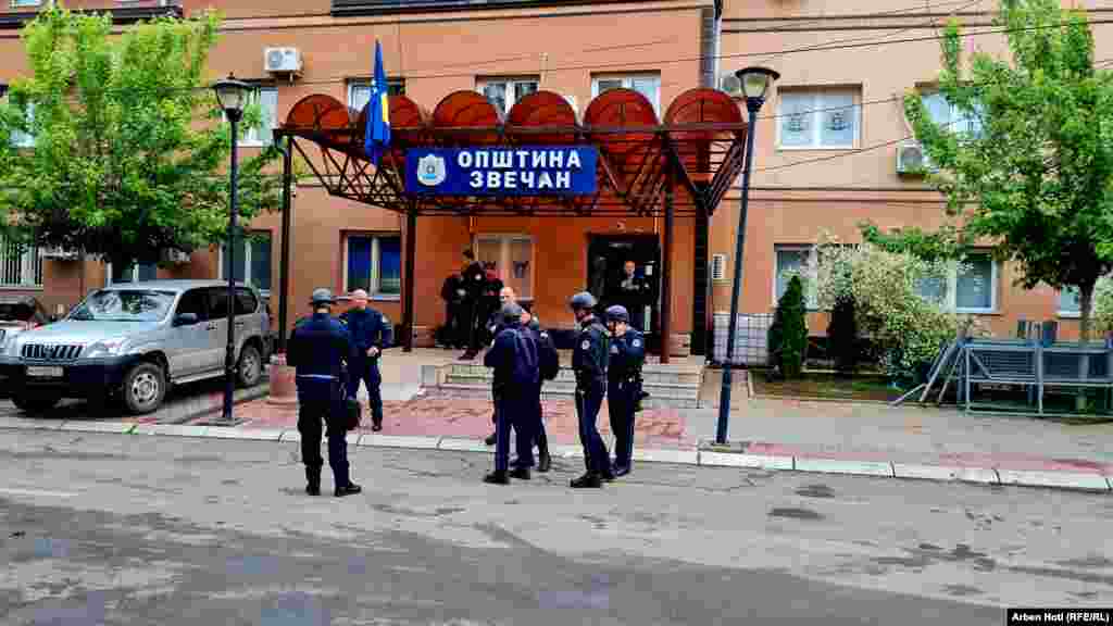 Pripadnici kosovske policije ispred zgrade opštine Zvečan.