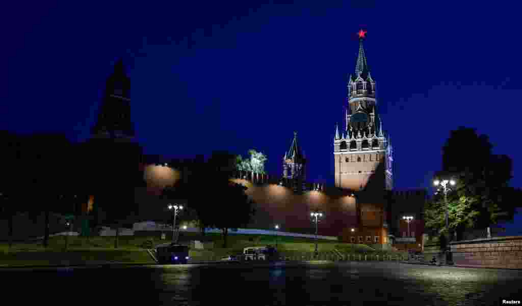 Владимир Путин в утреннем обращении назвал происходящее «изменой», «мятежом» и «ударом в спину»