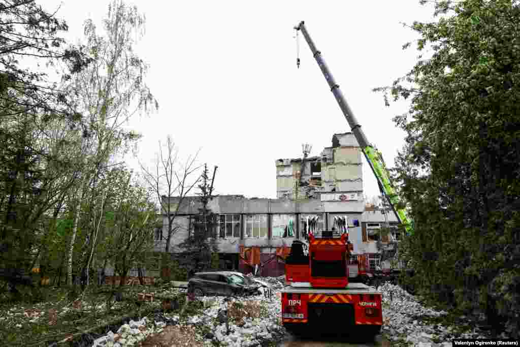 Зруйнована російським обстрілом будівля у Чернігові 