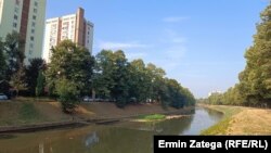 Pogled na Miljacku sa Vilsonovog šetališta u naselju Grbavica. Zelena ostrva u polusuhom riječnom koritu su na ovom mjestu još izraženija. Sarajevo, 29. august 2024. godine.