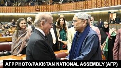 شهباز شریف تر منتخبېدو وروسته د پیپلز ګوند له مشر او پخواني ولسمشر اصف علي زرداري سره روغبړ کوي - د مارچ درېیمې انځور.