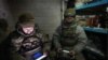 Українські військові з укриття керують роботою безпілотних літальних апаратів, ілюстраптивне фото