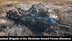 Підбитий російський танк із протимінним катком біля міста Вугледару на Донеччині. Світлину оприлюднила 5 листопада пресслужба 72-ї окремої механізованої бригади ЗСУ імені Чорних Запорожців
