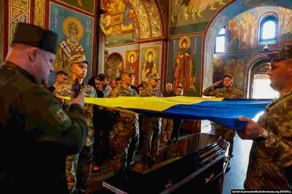 У Михайлівському Золотоверхому соборі Києва відбулося прощання із бойовим пілотом 40-ї бригади тактичної авіації Валентином Коренчуком на псевдо «Бджоляр». Пілот загинув наприкінці квітня під час бойового вильоту