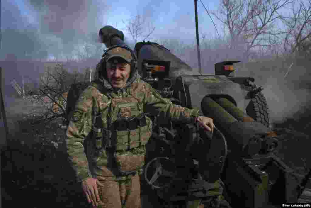 Український військовий 80-ї окремої десантно-штурмової бригади веде вогонь із гармати Д-30 по позиціях російських військ біля Кліщіївки. 2 березня 2024 року Головнокомандувач ЗСУ Сирський написав у Telegram цього дня: «Одним бригадам вдається стримувати ворожі атаки та тримати позиції, а іншим – ні» 