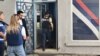 Poliția din Kosovo închide o filială a Băncii Poștale de Economii din Serbia din orașul Zvecan. 20 martie 