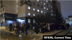 При минусови температури и по тъмно граждани чакат на дълга опашка в Санкт Петербург, за да дадат гласа си в подписка в подкрепа на Борис Надеждин