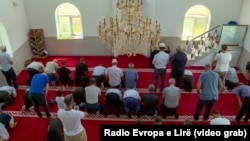 Vjernici tokom molitve u jednoj od džamija na Kosovu, arhiva