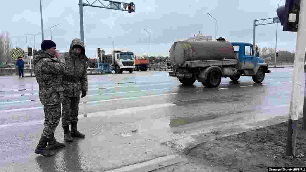 В борьбе с последствиями паводков задействовали сотрудников МЧС и военных 