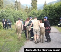 ღვარცოფს გადარჩენილები მიდიან ვერტმფრენისკენ, რომელის შოვიდან მეორე საევაკუაციო რეისს შეასრულებს. მარიამი ამ ფოტოზე არ ჩანს, ამ ფოტოს გადაღებისას ის უკვე გაყვანილია სტიქიის ზონიდან შვილთან ერთად. 3 აგვისტო, 2023 წელი