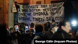„E o poveste fără sfârșit, a unui sistem nenorocit, care omoară de vii, bătrâni, tineri sau copii”. În fața Institutului Matei Balș, zeci de oameni au manifestat după incendiul care a omorât 26 de oameni. 30 ianuarie 2021.