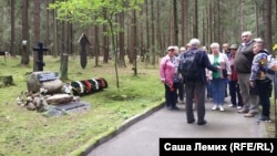У памятника расстрелянным вологжанам