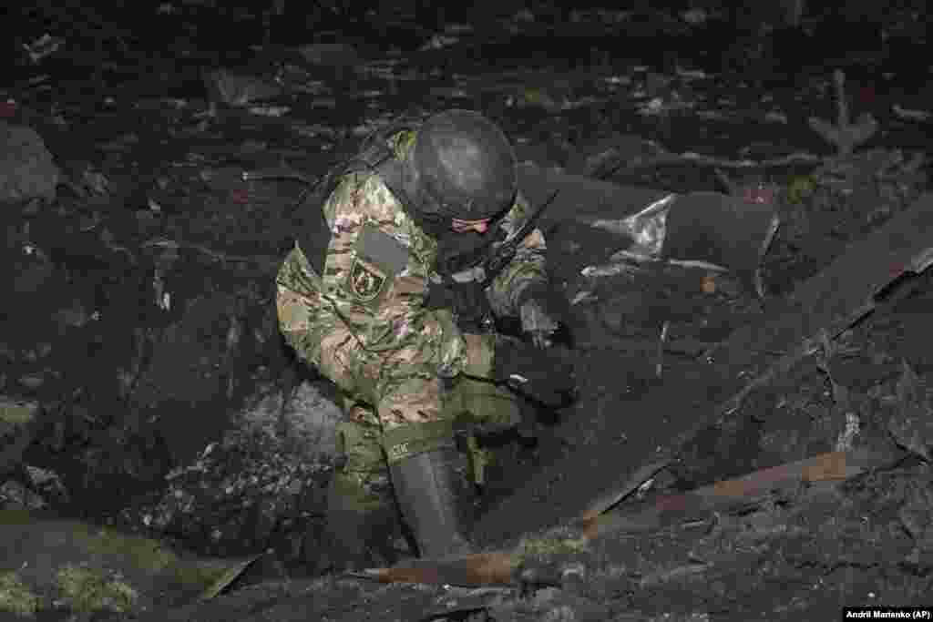 Українська влада заявляє, що Росія обстрілює Харків ракетами С-300. На фото сапер&nbsp;оглядає вирву на місці російського обстрілу.&nbsp;