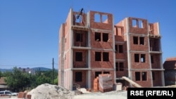 Iz Srpske liste tvrde da je reč o stanovima za socijalno ugrožena lica i školi. Nisu precizirali ko to gradi ili finansira. Severna Mitrovica, Kosovo, 21. juli 2023.
