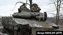 Ілюстраційне фото. Українські військові на бойовій бронемашині CV90 шведського виробництва в районі Бахмута, листопад 2023 року