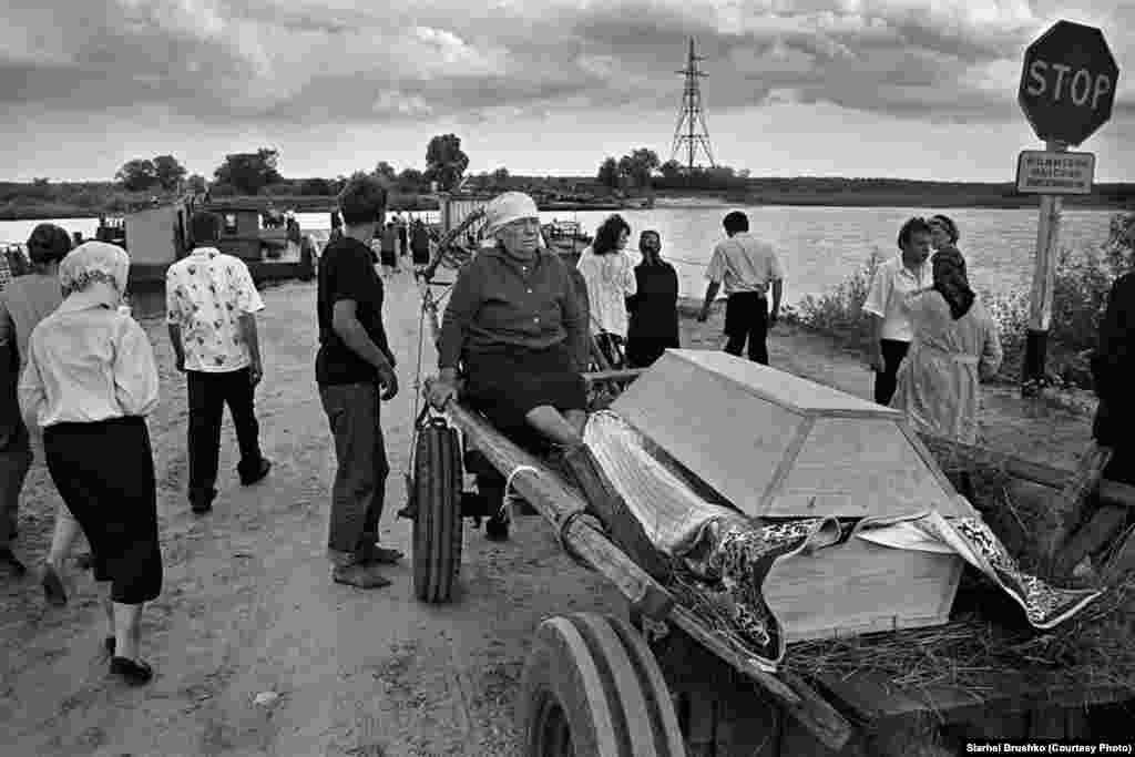 Пахаваньне адзінокай суседкі, Петрыкаўскі раён, Гомельская вобласьць, 1996 год 