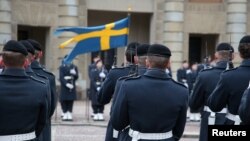 Švedski vojnici učestvuju u ceremoniji smjene straže u dvorištu Kraljevske palate u Stokholmu, 24. februara 2024.
