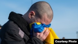 На своїй землі...Один із 207 полонених, яких вдалося повернути через обмін із Росією 31 січня 2024 року