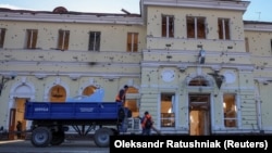 Залізничний вокзал не вперше зазнає атаки з боку російських військ.  На фото - наслідки атаки у грудні 2023 року 