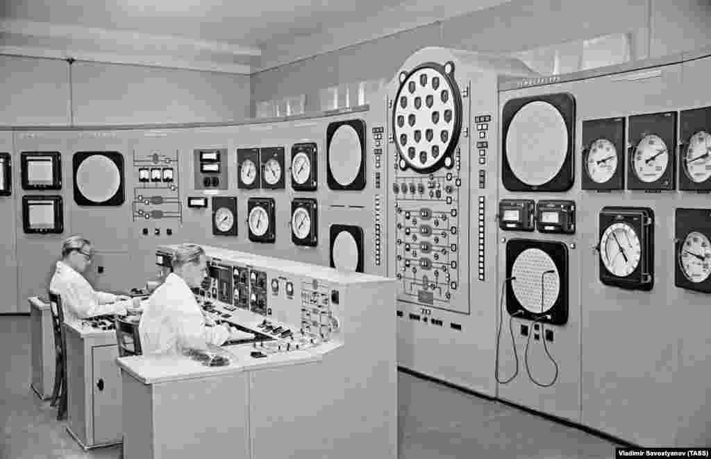 Пульт управления Обнинской АЭС, 1955 год. От выделяемого реактором Обнинской АЭС тепла вода превращалась в пар. Пар крутил турбину, производящую электроэнергию. Мощность реактора ограничивалась мощностью существующей турбины