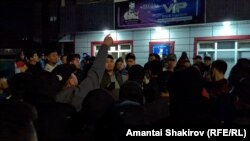 В ночь с 17 на 18 мая на одной из улиц Бишкека собрались сотни местных жителей.