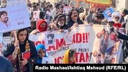 په دې انځور کې ماهرنګ بلوڅې (له کیڼ لوري لومړۍ) د ورک بلوڅ انځور نیولی دی - د ډېسېمبر ۲۰مې انځور.