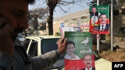 په اسلام اباد کې یو خپلواکه نوماند پر اشتهارونو د عمران خان عکس او د تحریک انصاف نوم لیکلی دی ـ د جنورۍ ۲۴مې انځور.