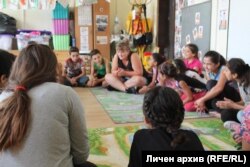 Сейди с деца в училището