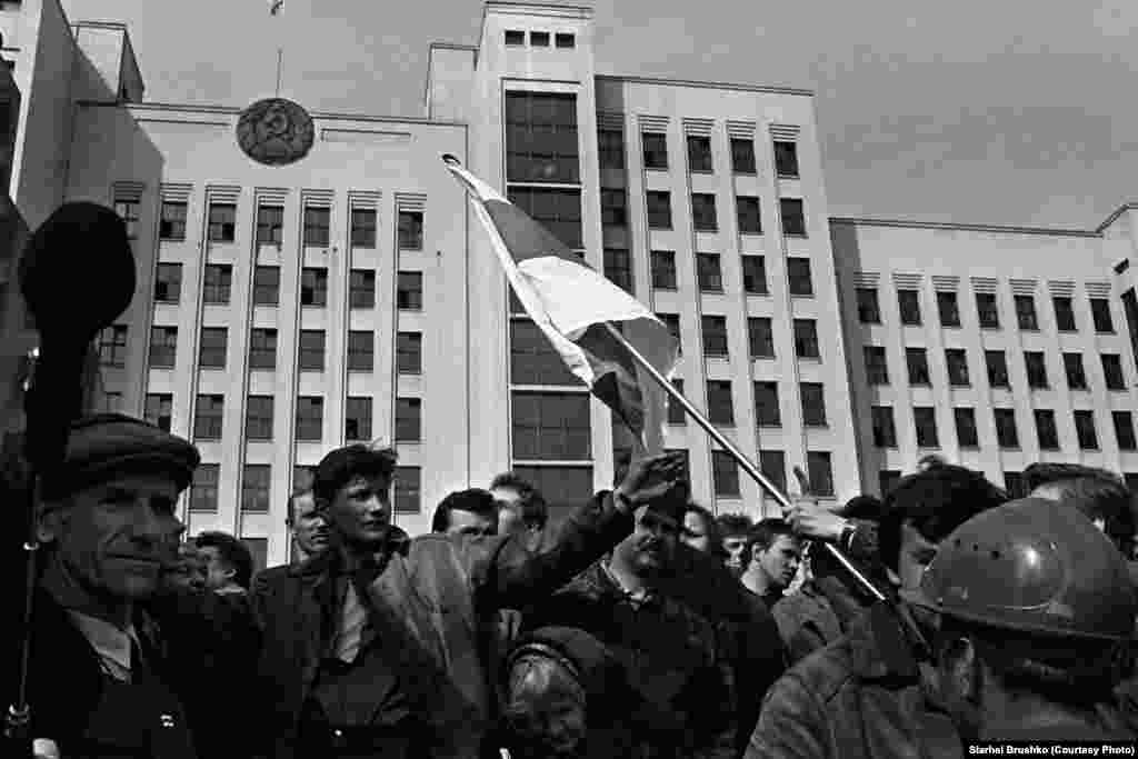 Рабочыя ўсталёўваюць бел-чырвона-белы сьцяг падчас мітынгу з нагоды росту цэнаў, Менск, 2 красавіка 1991 году 