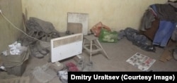 Вся одежда и обувь в цементе