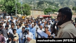 د مې ۱۷مې د مظاهرې ګډونوالو له حکومته د پېښې د پلټنو غوښتنه وکړه. 