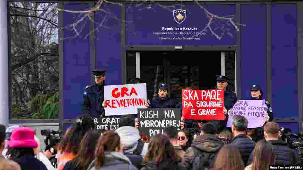 Demonstranti su se tokom protesta zaustavili ispred zgrade Vlade Kosova.