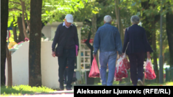 Direktor Fonda penzijsko invalidskog osiguranja Crne Gore Ranko Aligrudić kaže da će i nakon izjednačavanja srazmjernih penzija sa najnižim biti crnogorskih građana koji će imati značajno nižu penziju od 450 eura. Fotografija: Stariji ljudi u Podgorici, jesen 2023. godine