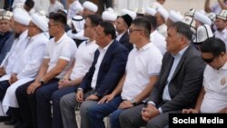 Муфтияттын жаңы имаратынын ачылышында тартылган сүрөт. Райымбек Матраимов ортодо отурат. 27-август, 2023-жыл.
