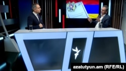 იშხან საღათელიანი (მარჯვნივ), საპარლამენტო ოპოზიციური პარტიის, „სომხეთის“ წევრი რადიო თავისუფლების ეთერში