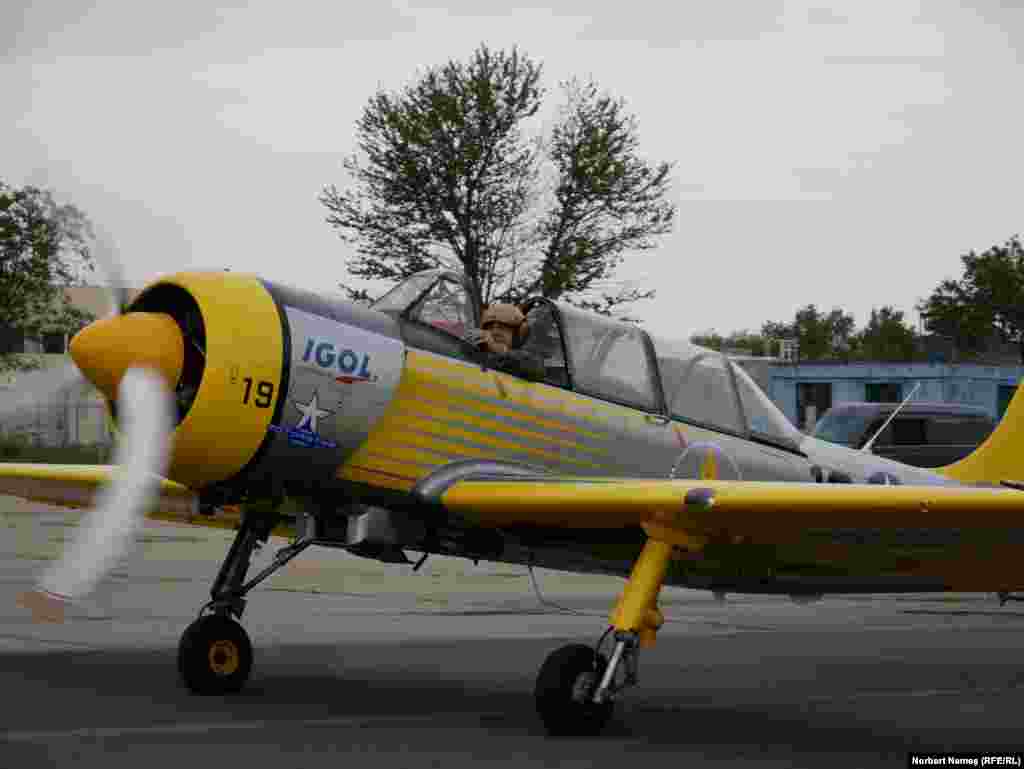 Iacării Acrobati zboară în formație de trei, cu aeronave de tip YAK52TW, care ating viteze de 450km/h. 