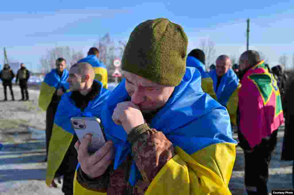 Український прапор на плечах і перша розмова із рідними. Сліз не втримати&nbsp;