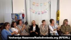 Авторка торту Людмила (третя зліва)