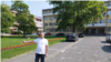 Predstavnik roditelja ubijene djece Fikret Bačić ispred zgrade Skupštine Prijedora, lokacija koja je prijedlog za spomenik, Prijedor, 11. jul 2023. godine